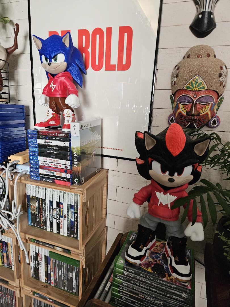 Bruno com Sonic Urban e Shadow Urban na coleção de games